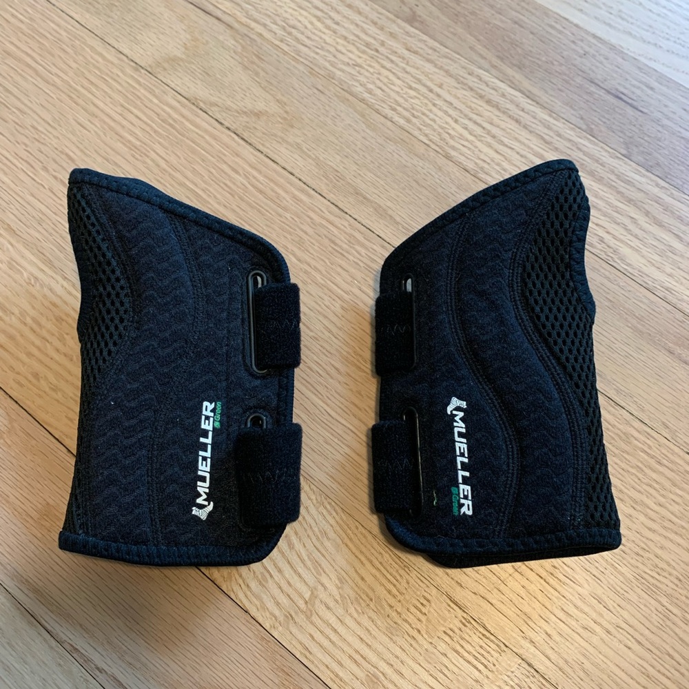 Mueller Sports Medicine Green Fitted Wrist Braces x 2 - small/medium